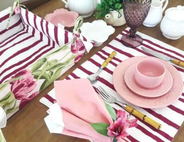 21. Jogo americano de tecido dupla face para decorar mesa de jantar &ndash; Via: Pinterest