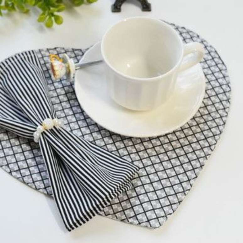 24. Jogo americano de tecido em formato de cora&ccedil;&atilde;o para jantar rom&acirc;ntico &ndash; Via: Pinterest