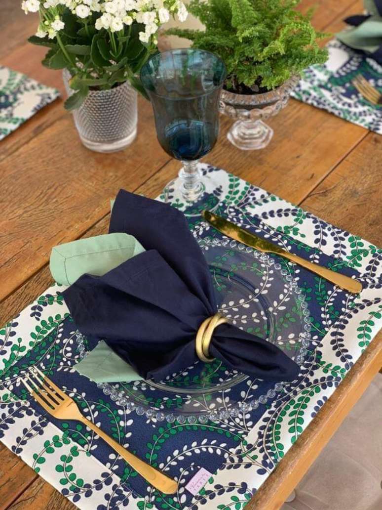 31. Jogo americano de tecido estampado com ta&ccedil;a azul &ndash; Via>: Passion a la Table