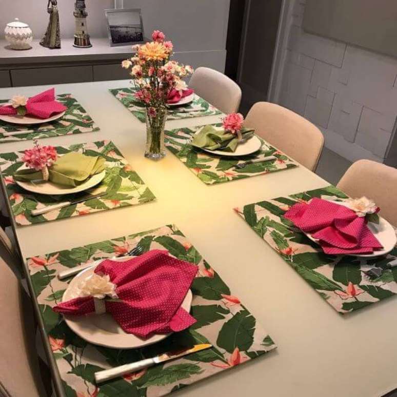 33. Jogo americano de tecido estampado na mesa de jantar moderna &ndash; Via: Pinterest
