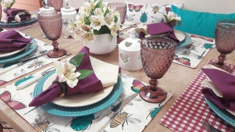 41. Jogo americano de tecido na mesa azul e violeta &ndash; Via: Pinterest