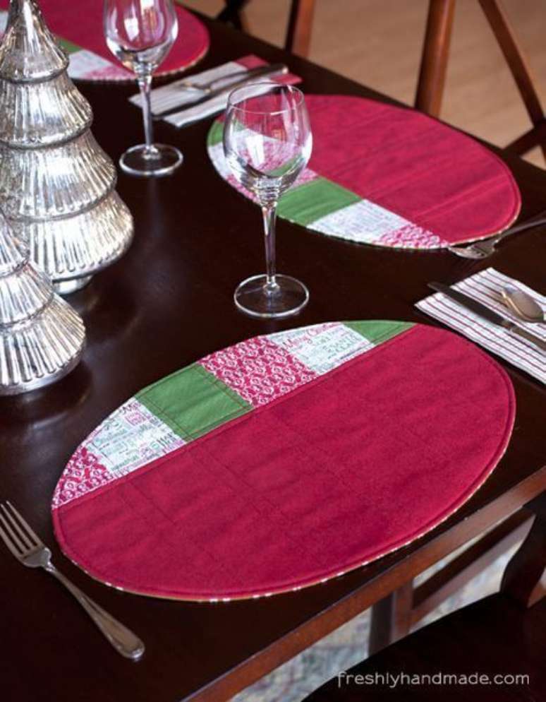 45. Jogo americano de tecido oval para natal &ndash; via: Pinterest
