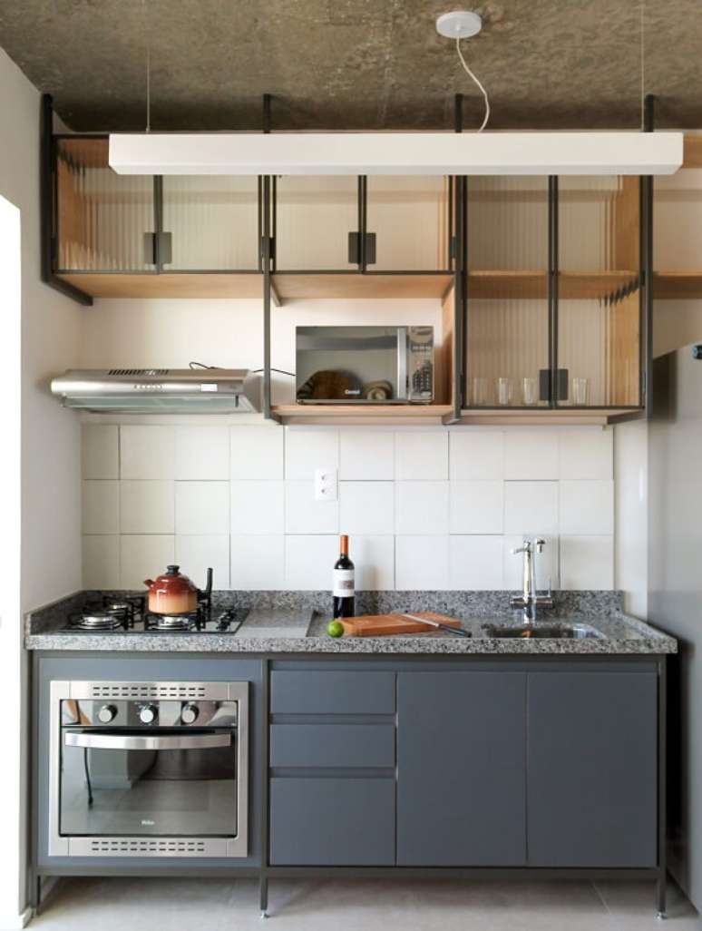 45. O vidro canelado esconde parcialmente os utensílios de cozinha guardados no armário. Fonte: Pinterest