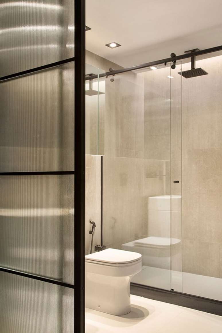 17. Traga privacidade para o banheiro usando uma porta com vidro canelado. Fonte: Pinterest