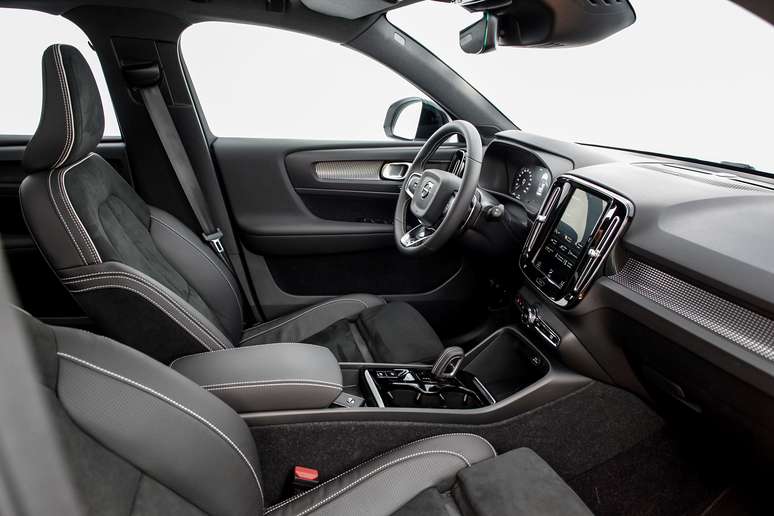 Interior do XC40 T5 R-Design: couro, nobuck e tela multimídia de 9&#034;.