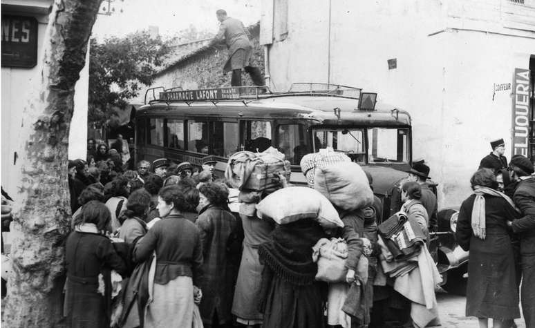 Refugiados tentam fugir para Espanha em meio a avanço de tropas nazistas