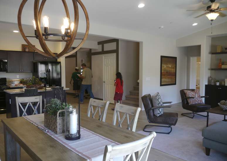 Pessoas visitam casa em constru&ccedil;&atilde;o em Jurupa Valley, na Calif&oacute;rnia.  REUTERS/Nichola Groom