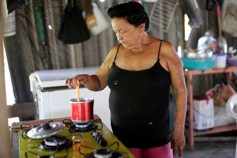 Maria de Nazará prepara chá com folha de jambu em Portel, no Pará
13/06/2020 REUTERS/Ueslei Marcelino