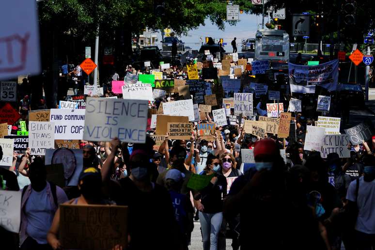 Protesto contra a desigualdade racial e a morte de um homem negro pela pol&iacute;cia de Atlanta
13/06/2020
REUTERS/Elijah Nouvelage