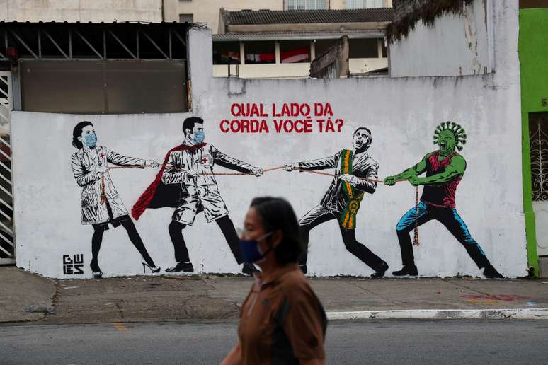 Mulher passa por grafite pintado em muro em S&atilde;o Paulo
10/06/2020
REUTERS/Amanda Perobelli