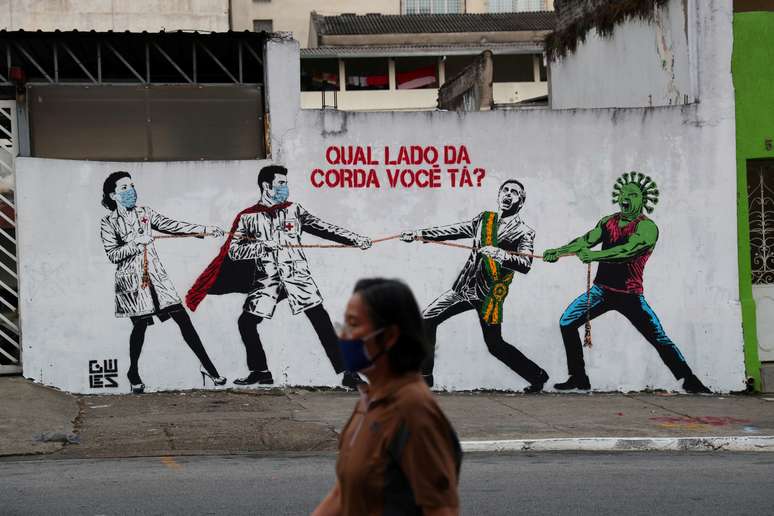Mulher passa por grafite pintado em muro em São Paulo
10/06/2020
REUTERS/Amanda Perobelli