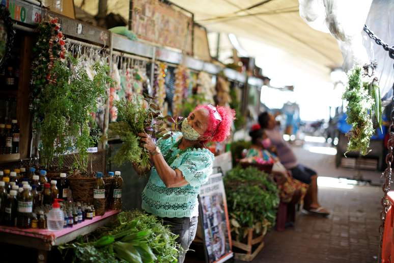 Beth Cheirosinha em sua barraca de produtos naturais no Mercado Ver-o-Peso, em Belém
16/06/2020
REUTERS/Ueslei Marcelino