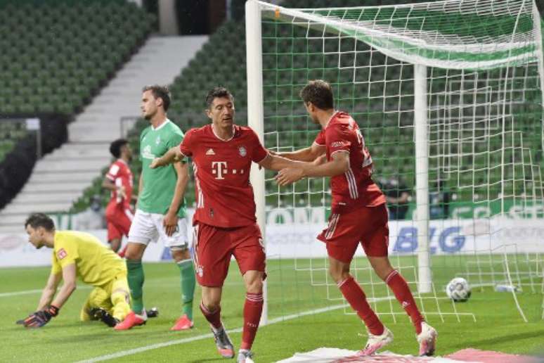 Lewandowski comemora o gol do triunfo por 1 a 0 sobre o Werder. Valeu o octa! (Martin MEISSNER / POOL / AFP)