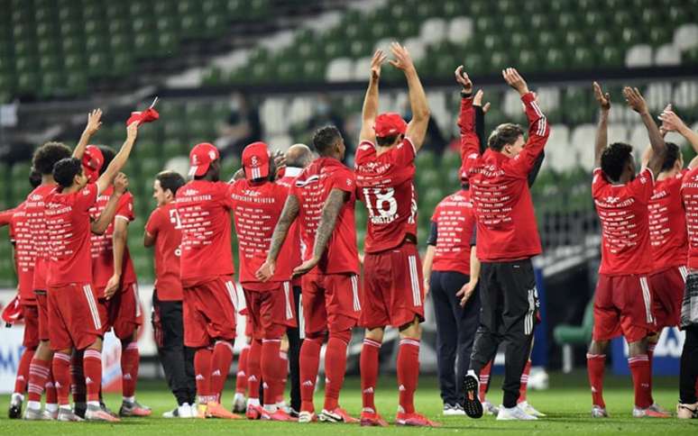 Atletas do Bayern simulam a festa que fazem com seus torcedores (não presentes) após bater o Werder (AFP Photo)