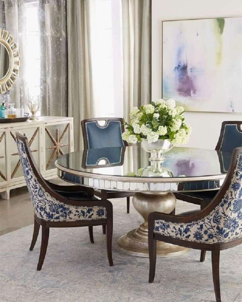 12. Decoração clássica e sofisticada com vaso com flores para mesa de jantar redonda – Foto: Horchow