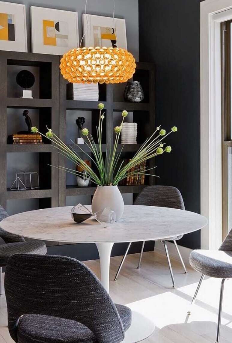 20. Decoração moderna com vaso com flores para mesa de jantar redonda – Foto: Futurist Architecture