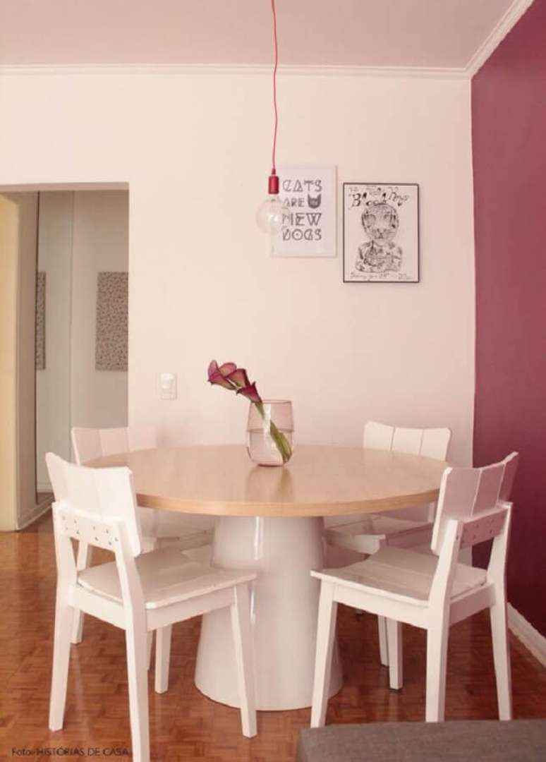 2. Decoração simples e delicada com vaso de flor para mesa de jantar – Foto: We Love It