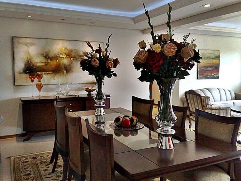 5. Vasos grandes dão um ar sofisticado à decoração da sala de jantar – Foto: Pinterest