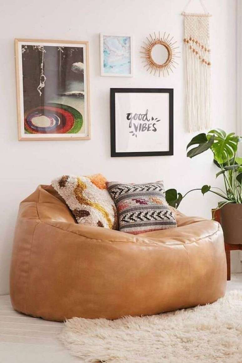 2. Puffs grandes para sala de estar aconchegante – Via: Pinterest
