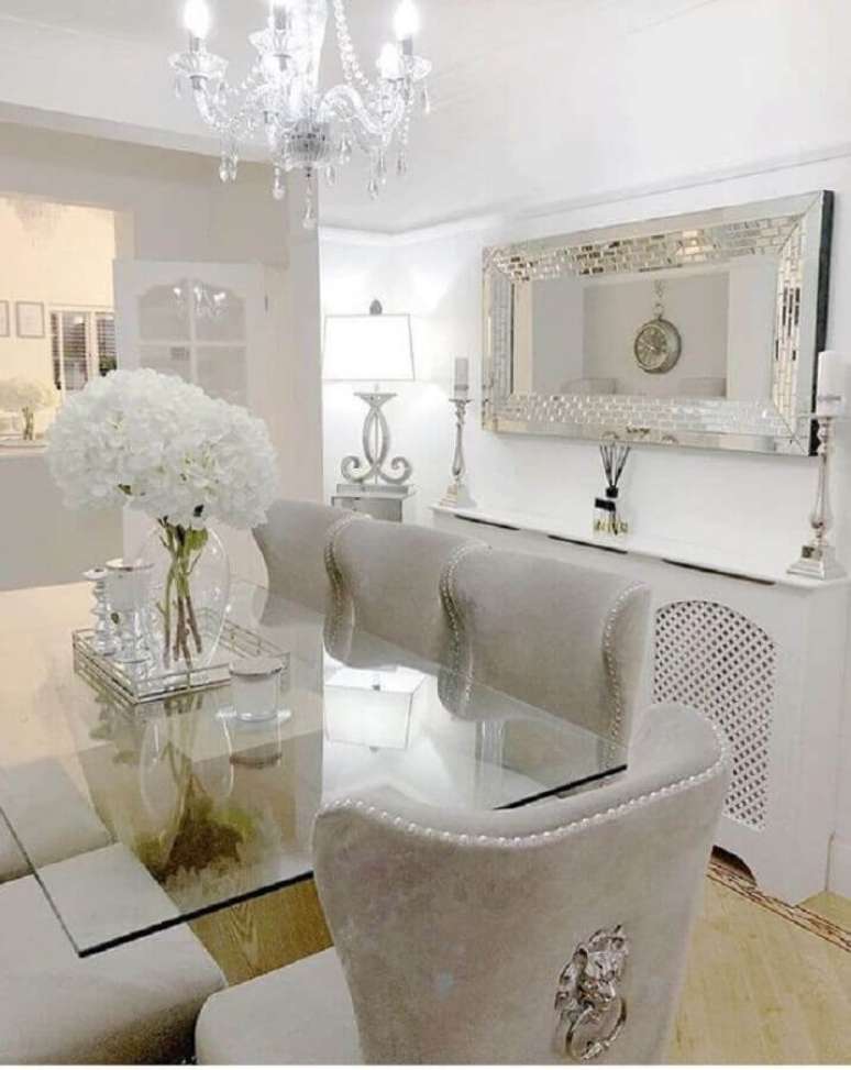 32. Sala de jantar branca sofisticada decorada com vaso de flor para mesa de jantar – Foto: Pinterest