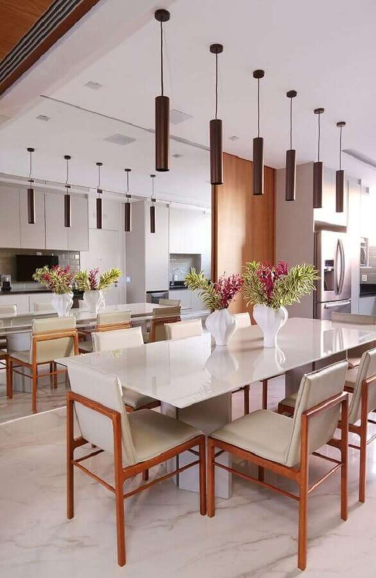 38. Sala de jantar moderna e neutra decorada com vasos decorativos para mesa de jantar – Foto: Casa de Valentina