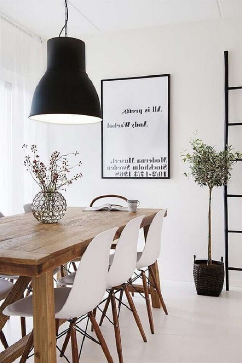 39. Sala de jantar minimalista decorada com vaso para mesa de jantar simples – Foto: MudaHome