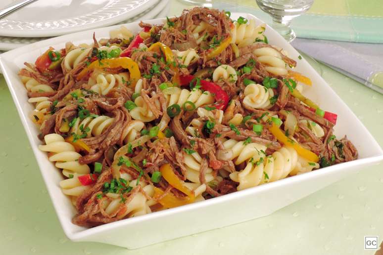 Guia da Cozinha - Receitas de salada de macarr&atilde;o que s&atilde;o perfeitas para o inverno