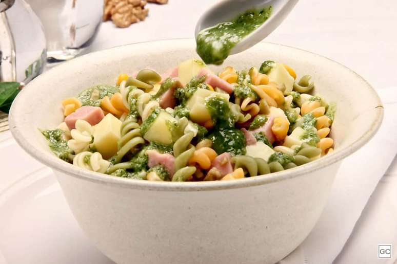 Guia da Cozinha - Receitas de salada de macarr&atilde;o que s&atilde;o perfeitas para o inverno