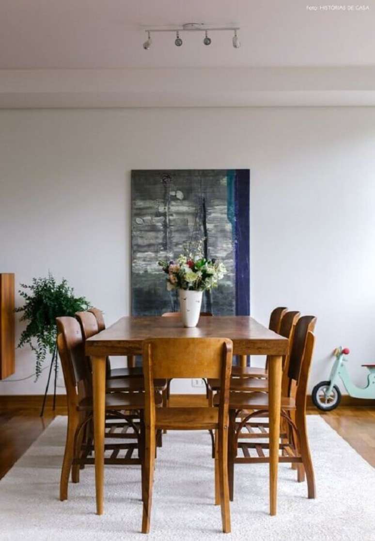 46. Decoração simples para sala de jantar ampla com vaso de flor para mesa de jantar – Foto: Histórias de Casa