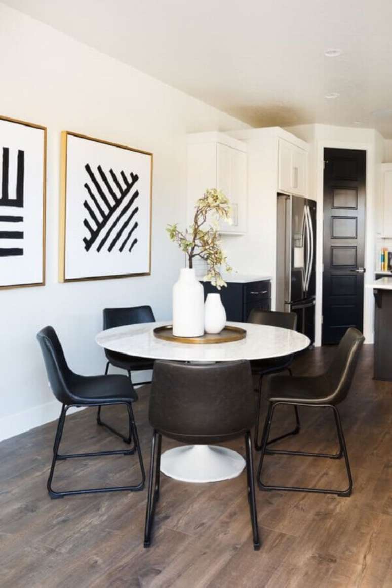 57. Vasos decorativos para mesa de jantar em sala com decoração preta e branca – Foto: Home Fashion Trend