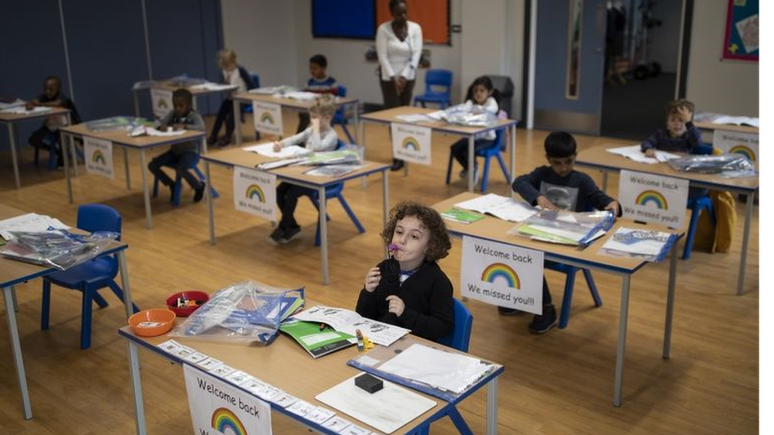 Carteiras viradas para frente, em vez de todos sentados juntos no chão: o novo formato na educação infantil britânica em meio à pandemia