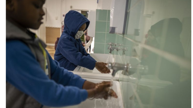 Alunos lavando as mãos na França; algumas escolas voltaram a ser fechadas temporariamente após surgirem novos casos de covid-19