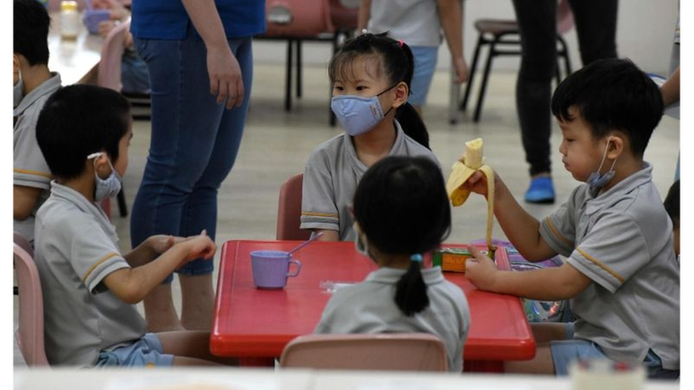 Recreio em Cingapura agora tem lanches trazidos de casa e menos interação entre crianças