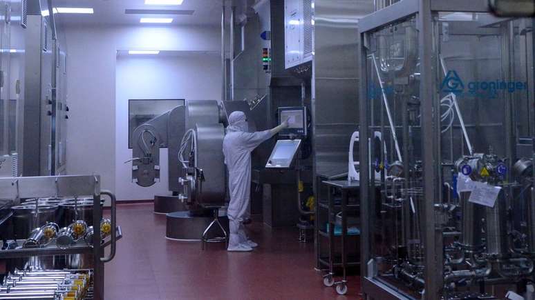 Funcion&aacute;rio da Serum trabalhando na f&aacute;brica em Pune; farmac&ecirc;utica brasileira est&aacute; negociando h&aacute; tr&ecirc;s anos para ser detentora do registro do produto indiano