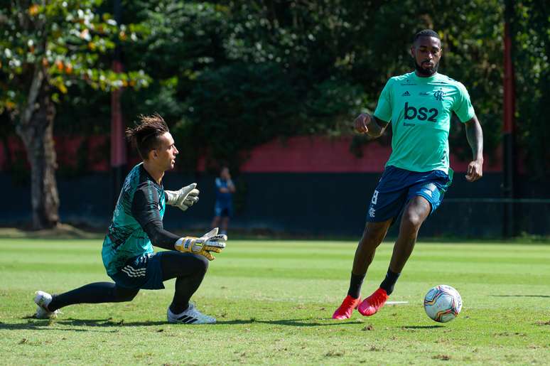 Gerson participa de treino do Flamengo