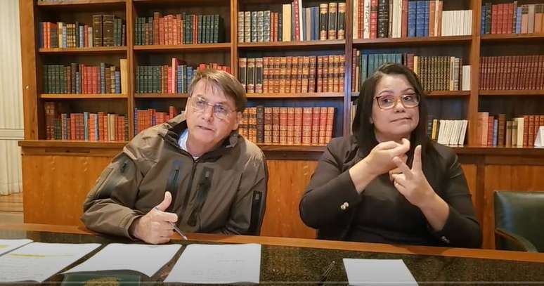 O presidente Jair Bolsonaro em live semanal no Facebook