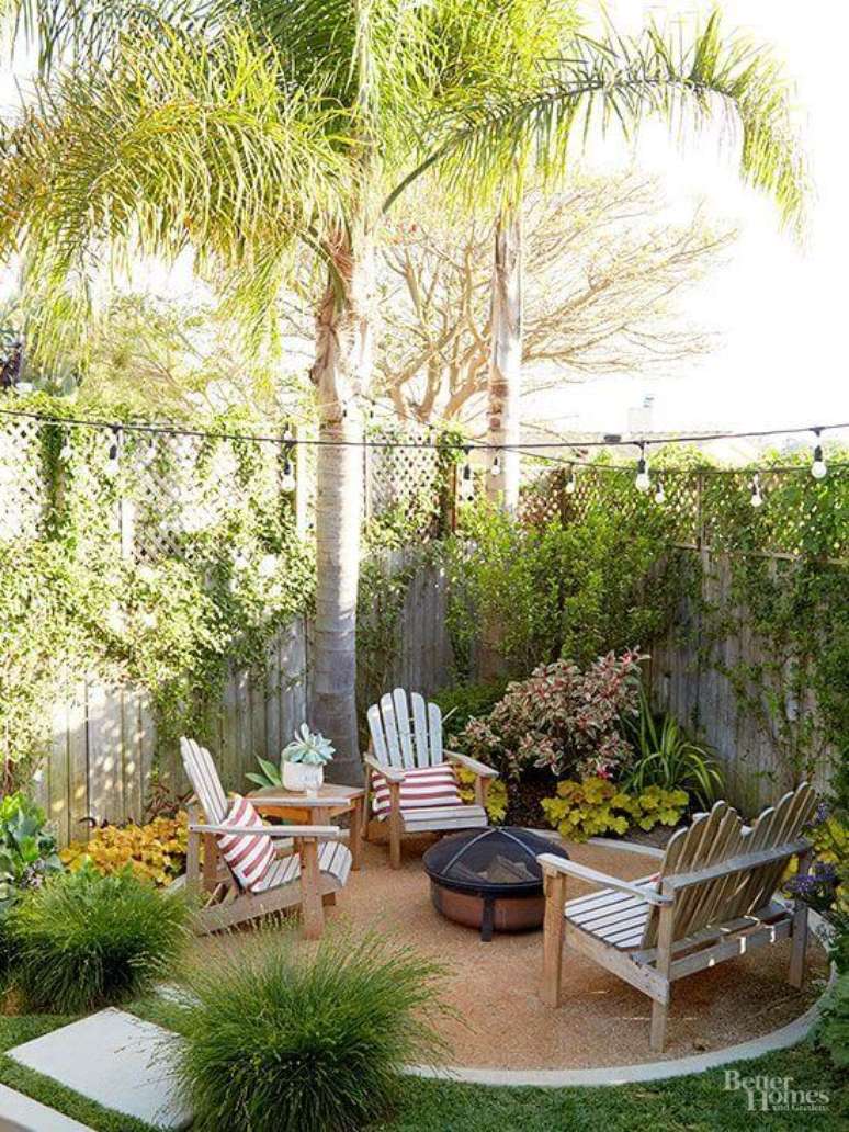 45. Use móveis de madeira no jardim com lareira externa – Via: Pinterest
