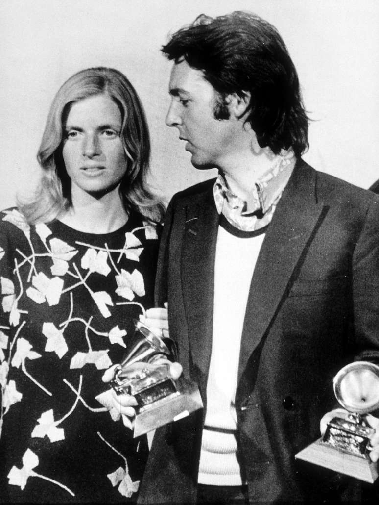 Paul McCartney com a esposa Linda, depois de receber um Grammy pela música &#039;Let it be&#039;