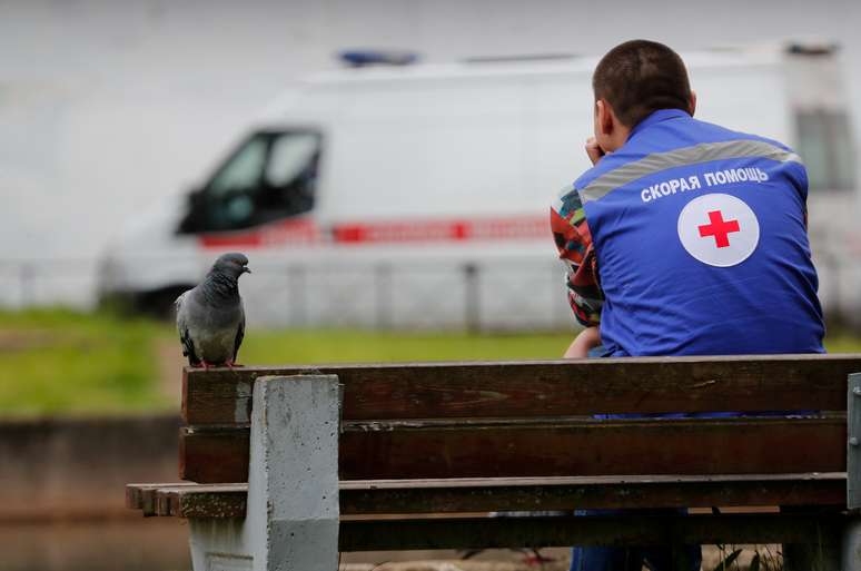 Agente de saúde sentado em banco de praça em São Petersburgo
05/06/2020
REUTERS/Anton Vaganov