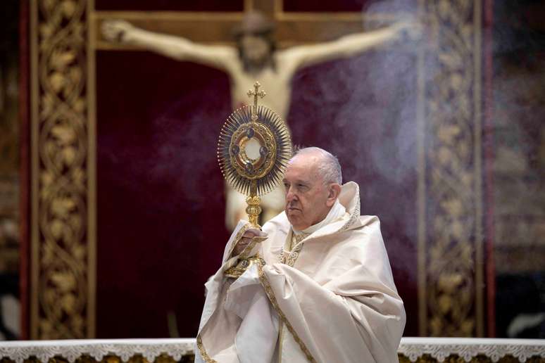 Papa Francisco lidera missa na Basílica de São Pedro
14/06/2020
Vatican Media/ Divulgação via REUTERS