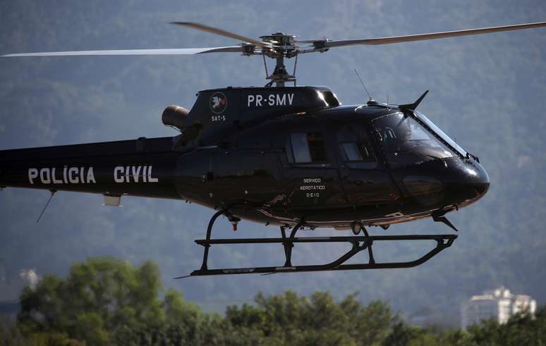 Helicóptero da polícia chega ao aeroporto de Jacarepaguá com Fabrício Queiroz após ser preso em SP
18/06/2020
REUTERS/Ricardo Moraes