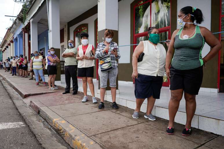 FIla de pessoas para comprar alimentos em Artemisa, Cuba
18/06/2020
REUTERS/Alexandre Meneghini