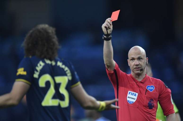 David Luiz teve uma atuação para esquecer contra o Manchester City (Foto: AFP)