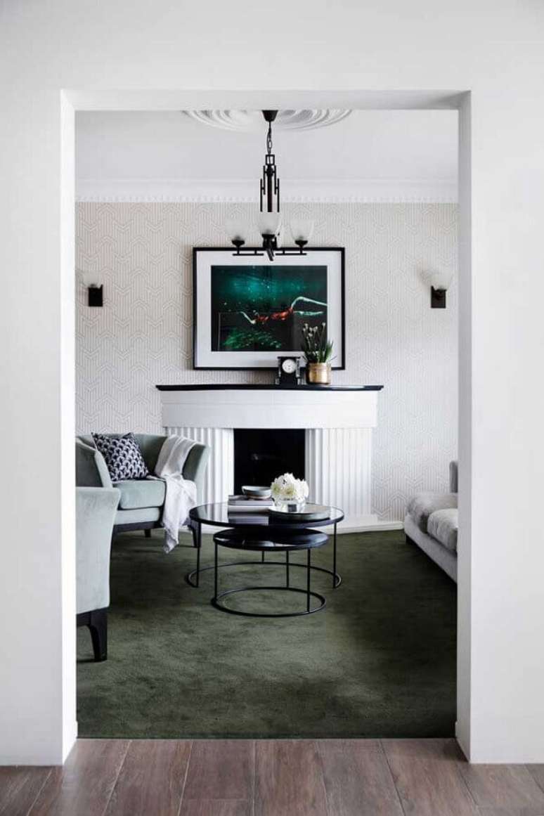 15. Decoração clássica com tapete para sala verde e branca – Foto: Apartment Therapy