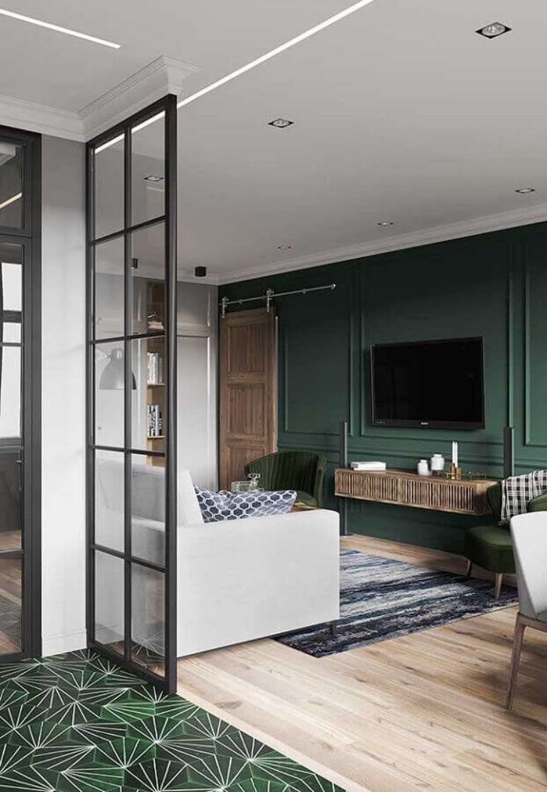 18. Decora&ccedil;&atilde;o de sala verde com boiserie e rack suspenso &ndash; Foto: Pinterest