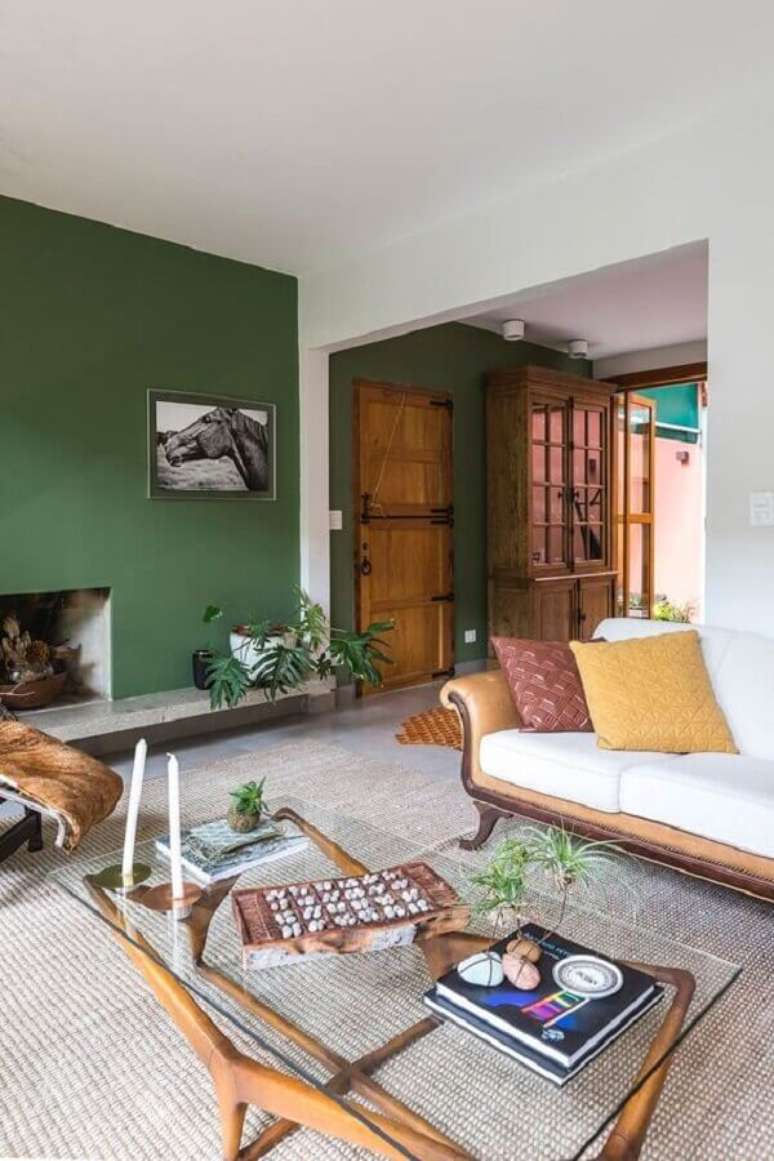 19. Invista em detalhes colorido para a decoração de sala verde – Foto: Casa de Valentina