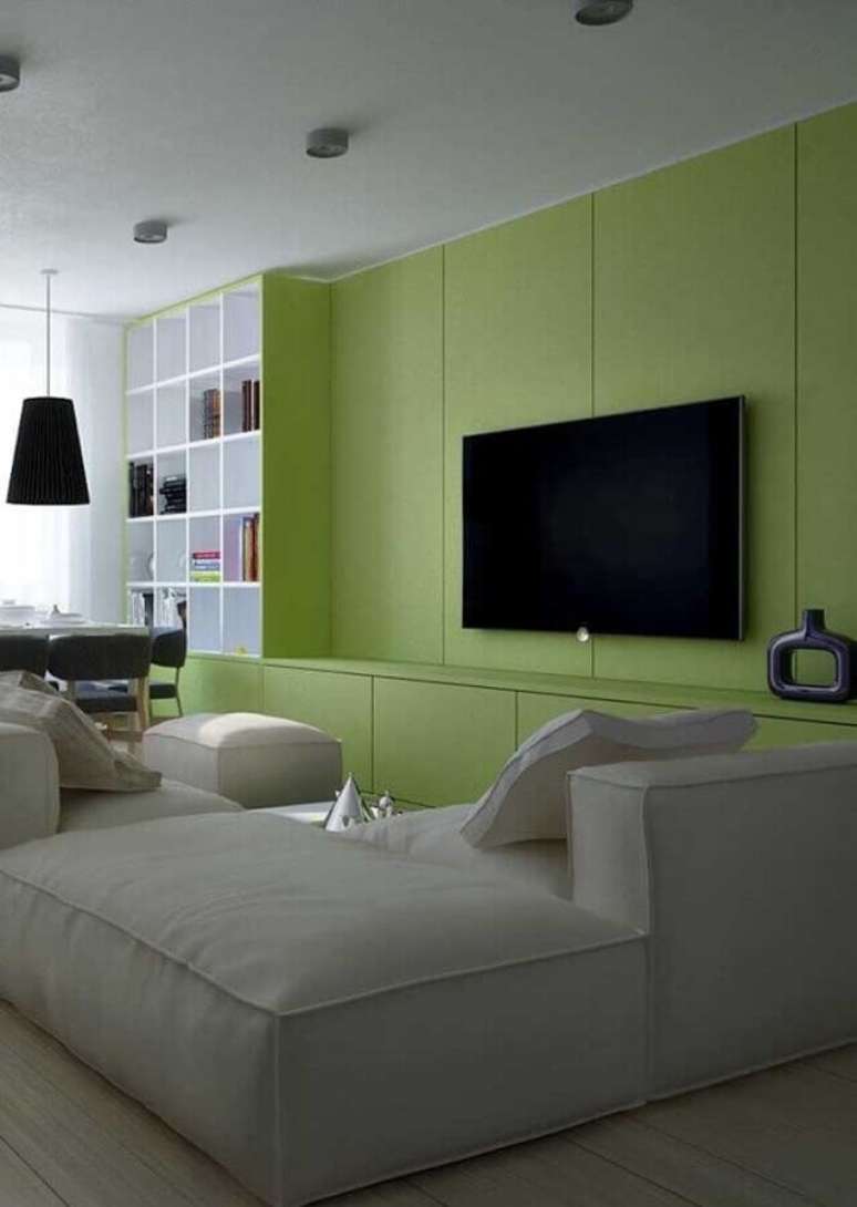 20. Decoração de sala verde com sofá modular cinza claro – Foto: Architecture Art Designs]
