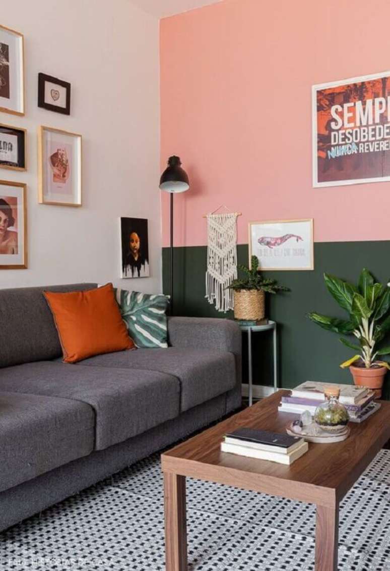 2. Decoração de sala verde e rosa com sofá cinza e luminária de chão – Foto: Histórias de Casa