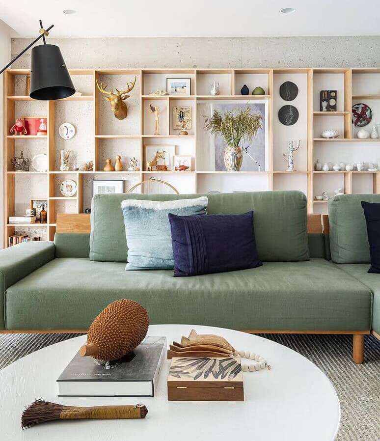 5. O sofá verde musgo garantiu um toque aconchegante na decoração da sala – Foto: Fernando Jaeger