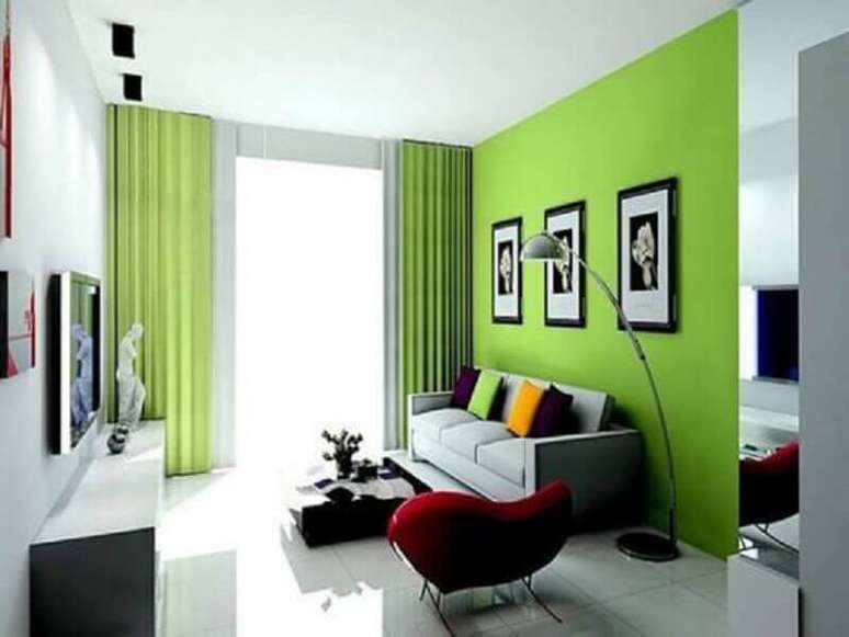 25. Decora&ccedil;&atilde;o simples e alegre para sala verde e branca com poltrona vermelha &ndash; Foto: Pinterest